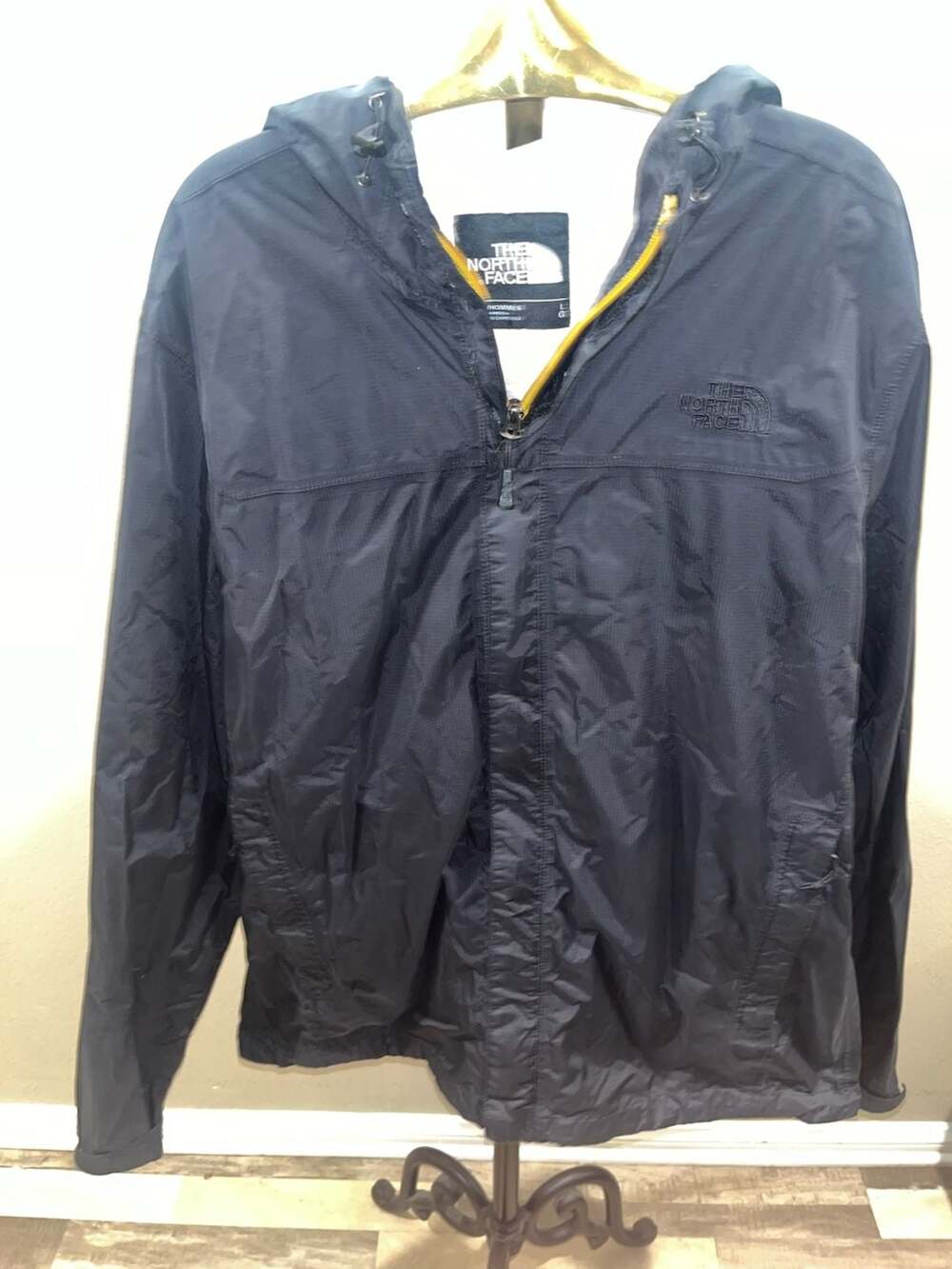 The North Face Men's L Hooded Lightweight Windbreaker Jacket